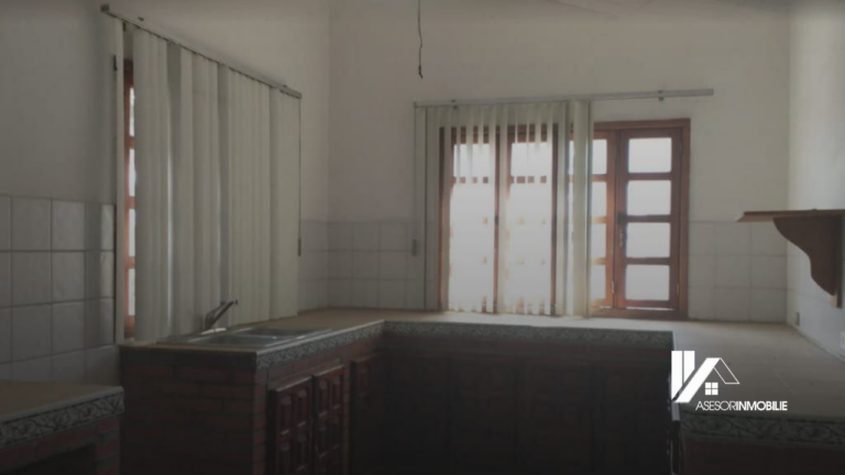 Casa con Potencial para Posada/Restaurante — Calle Sucre con Calle Maestre